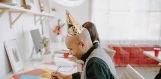 4 Ideas For Creating A Christmas Vibe In Your Home Office