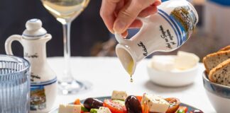 How To Make A Healthy Olive Oil And Vinegar Salad Dressing