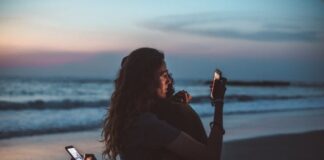 How To Talk To Your Partner About Healthy Social Media Boundaries