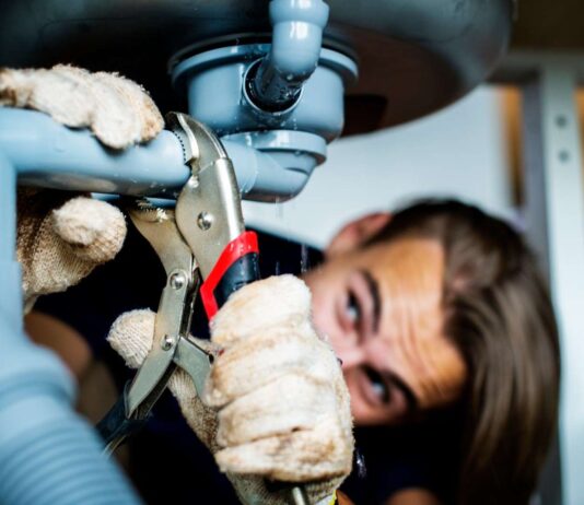 Diy Plumbing vs Hiring a Fort Lauderdale Plumber: The Decision Factor